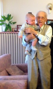 Babamın kucağında.Alişin dudakları bükülü