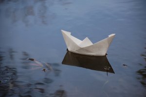paper_boat_by_eckhartmc-d2scr1c